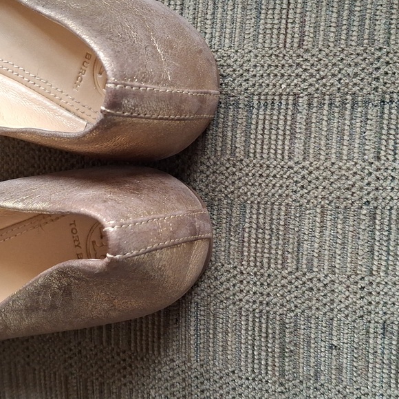 Tory Burch Women's Gold Ballet Flats - Picture 5 of 9